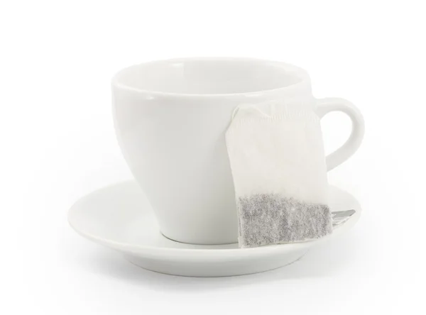 Sacs de thé noir dans une tasse blanche — Photo