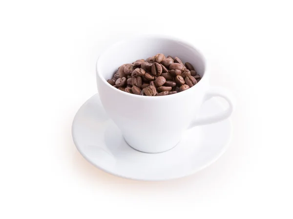 Tasse de café et grains de café sur un fond blanc — Photo