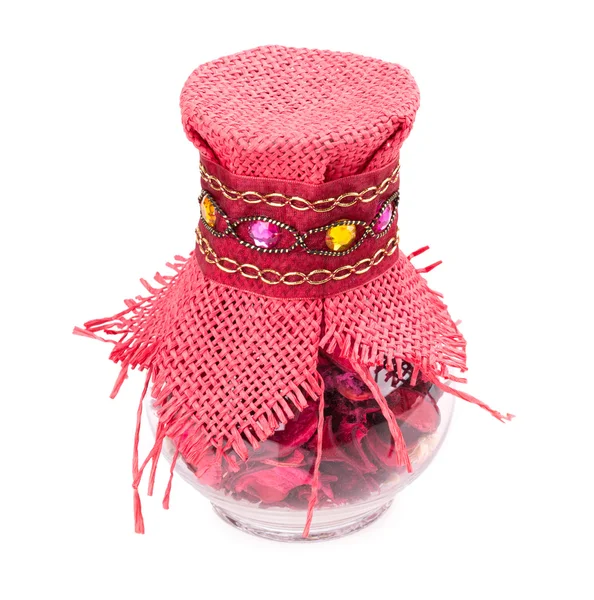 Pétalas de rosa em um jarro de vidro — Fotografia de Stock