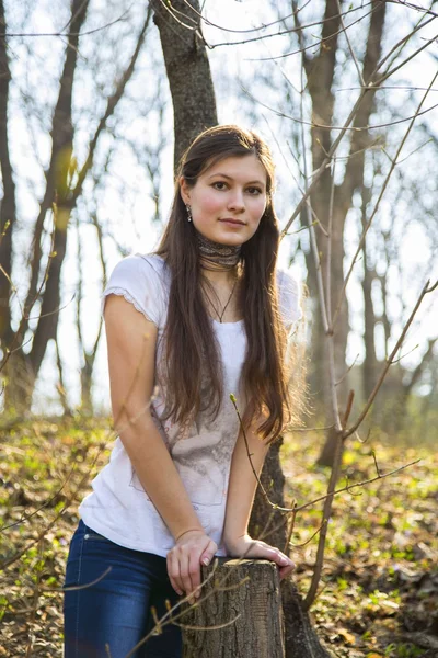 Mooi lachende meisje in het park — Stockfoto