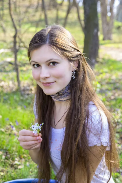 Mooi lachende meisje in het park — Stockfoto