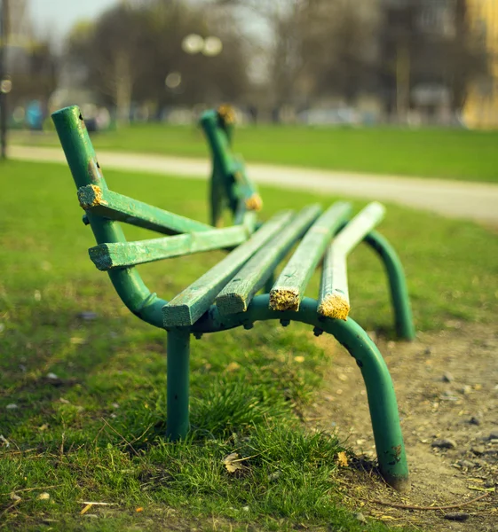 Nefunkční zelené lavičky — Stock fotografie