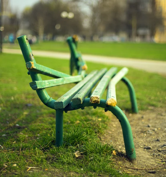 Gebroken groene Bank — Stockfoto