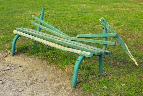 Сломанная зеленая скамейка — стоковое фото