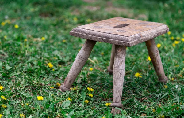 Cadeira de madeira velha na grama — Fotografia de Stock