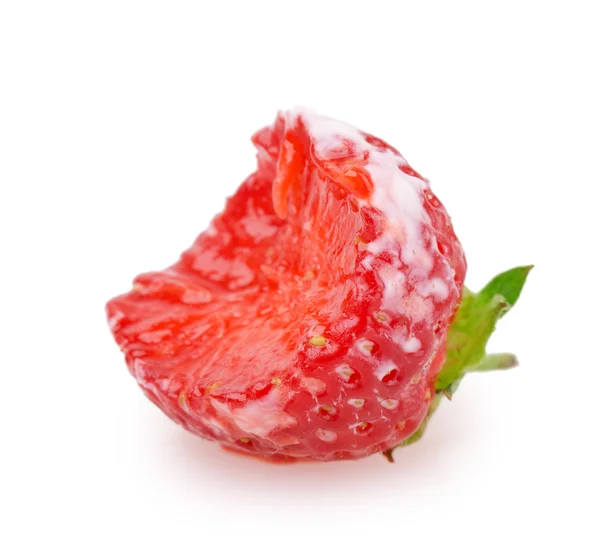 用树叶多汁成熟的草莓 — 图库照片