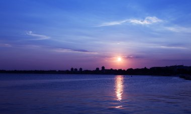 Deniz günbatımı şehir