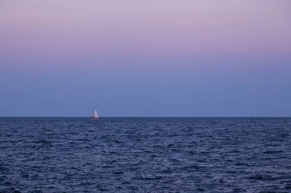 Sejlbåd i havet - Stock-foto