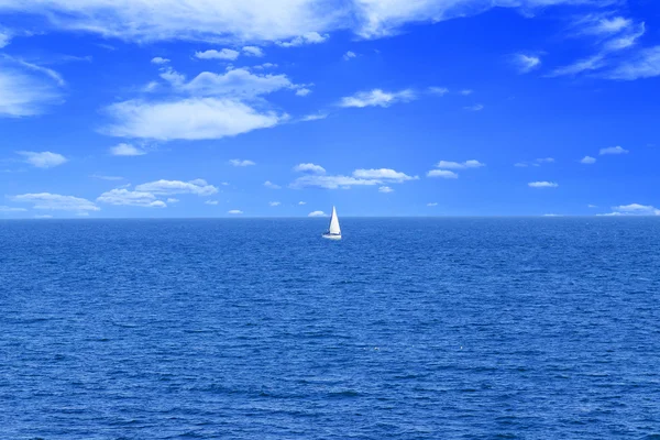 Barca a vela cielo marino — Foto Stock