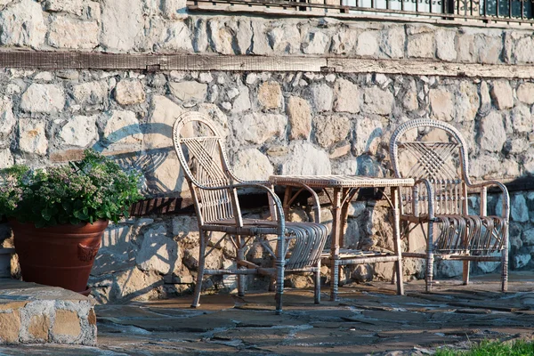 Dos sillas y una mesa — Foto de Stock