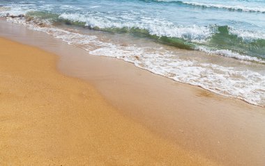 Sarı kum sahil üzerinde