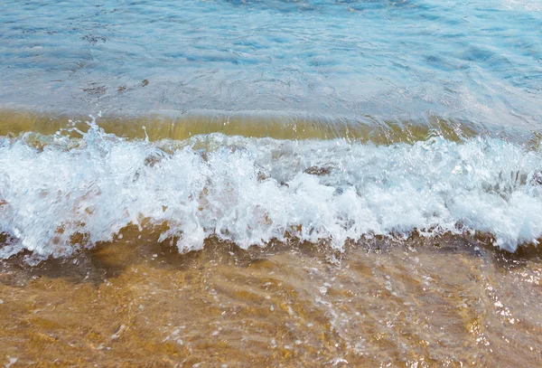 Желтый песок на берегу моря — стоковое фото
