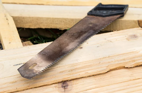 Zag liggen op hout — Stockfoto