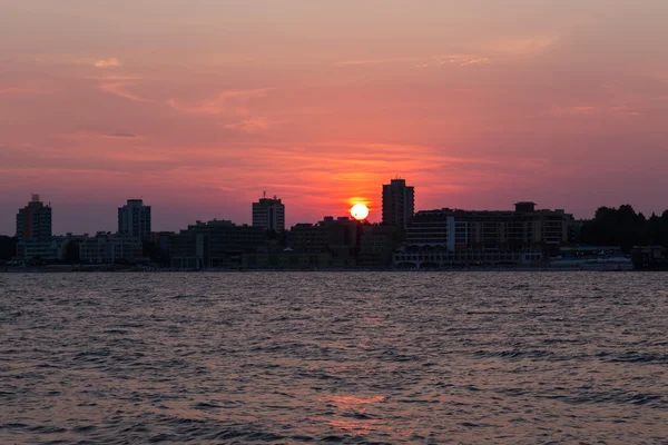 Stadt am Meer bei Sonnenuntergang — Stockfoto