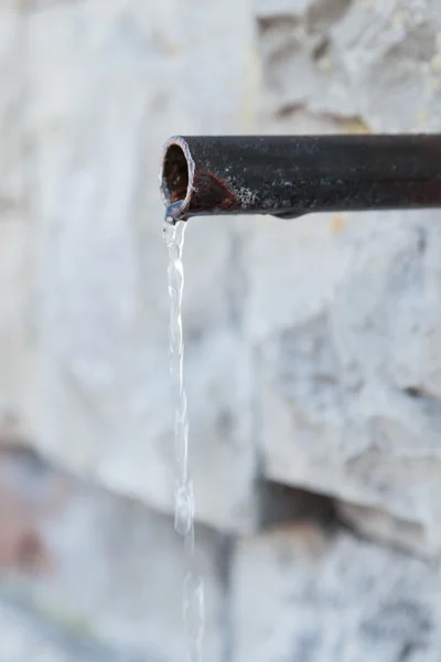 Wasserleitung in Ziegelmauer — Stockfoto