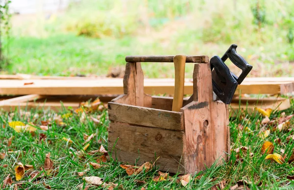 Hulpmiddelen in houten kist — Stockfoto