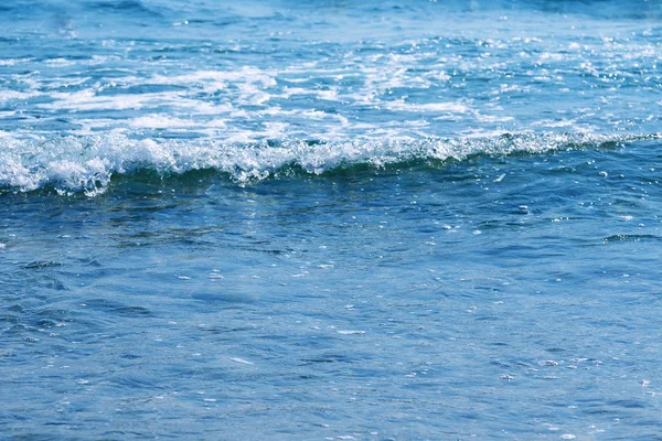 Морской берег с волнами — стоковое фото
