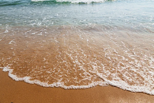 Arena amarilla en la orilla del mar — Foto de Stock