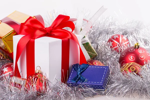 Box red ribbon bow silver tinsel — Stock Photo, Image