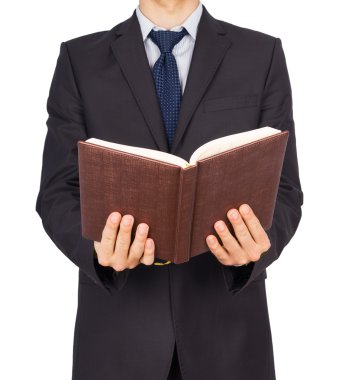 kitap takım elbiseli adam