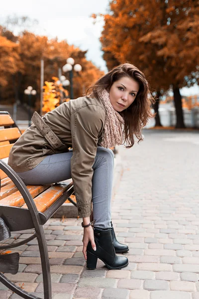 Woman on bench — Stock Photo, Image