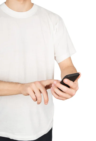 Мужчина в футболке пользуется телефоном — стоковое фото