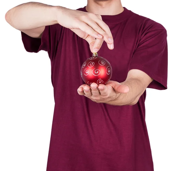 Homem de t-shirt com bola de Natal — Fotografia de Stock