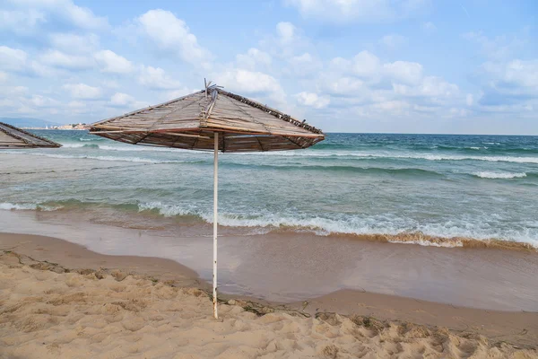 大海沙滩伞 — 图库照片