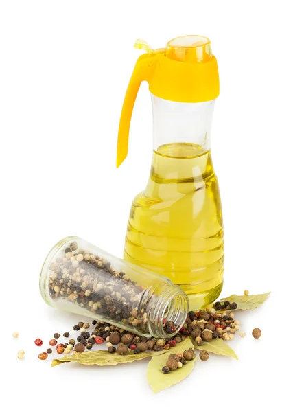 Botella de vidrio, hoja de laurel, pimienta, aceite — Foto de Stock