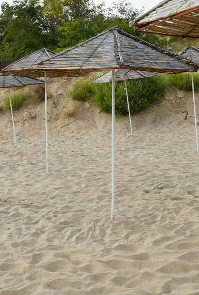 Guarda-chuvas na praia do mar — Fotografia de Stock