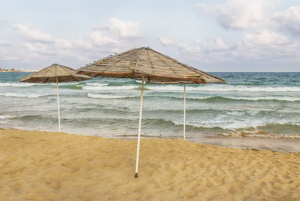 Praia com guarda-chuvas — Fotografia de Stock