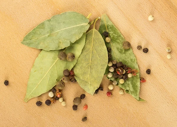 Bay leaves, pepper — Stock Photo, Image