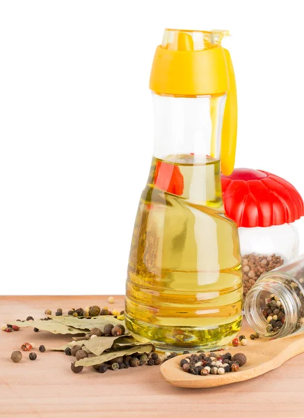 Hojas de laurel, pimienta, aceite — Foto de Stock