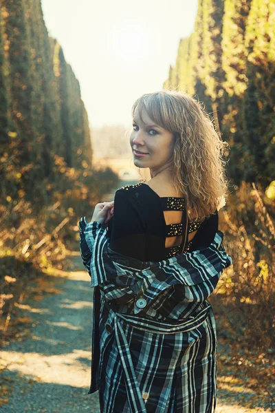 Vrouw in park — Stockfoto