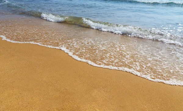 Olas en la orilla del mar — Foto de Stock