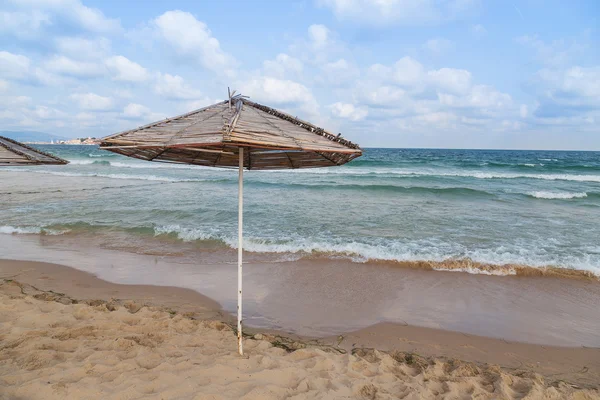 Ombrellone sulla spiaggia di mare — Foto Stock