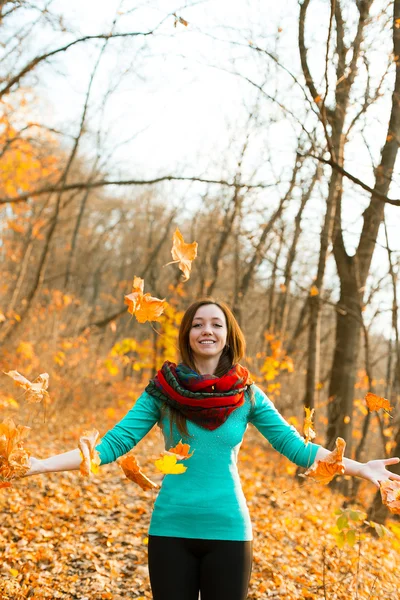 Mladá žena v podzimní park — Stock fotografie