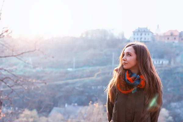 Giovane donna nel parco autunnale — Foto Stock