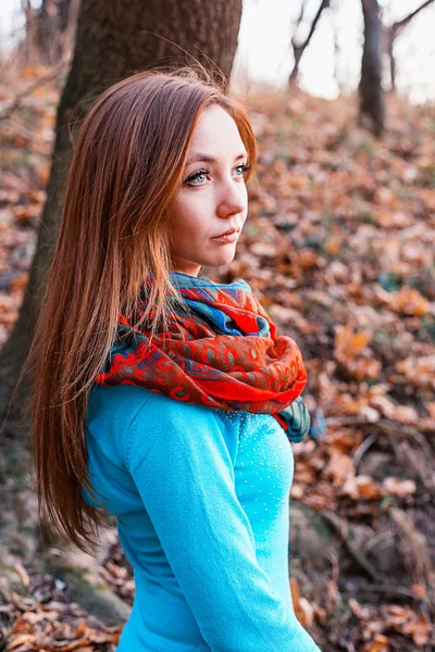 Junge Frau im herbstlichen Park — Stockfoto