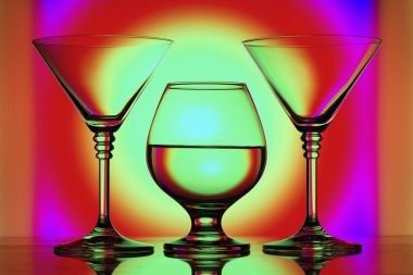 arka plan martini cam brandy camları renkli