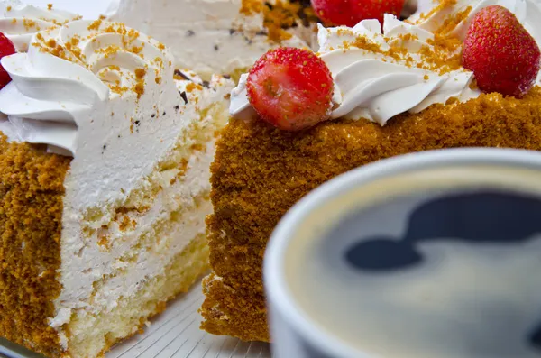 lezzetli kek çilek ile