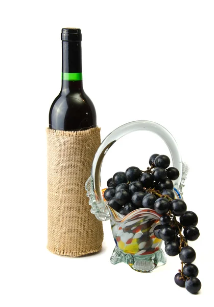 ボトル入りのワインと白で隔離される熟したブドウ — ストック写真