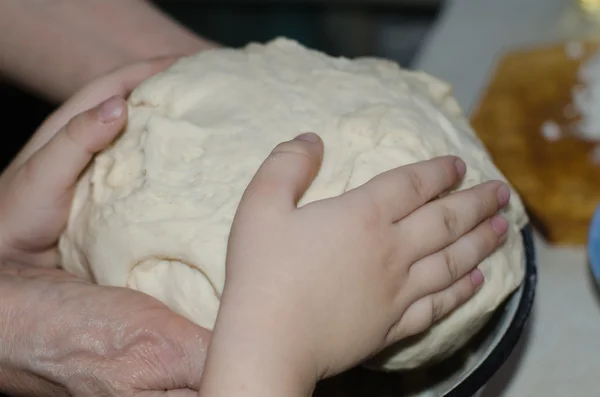 Kneads dough — Stock Photo, Image