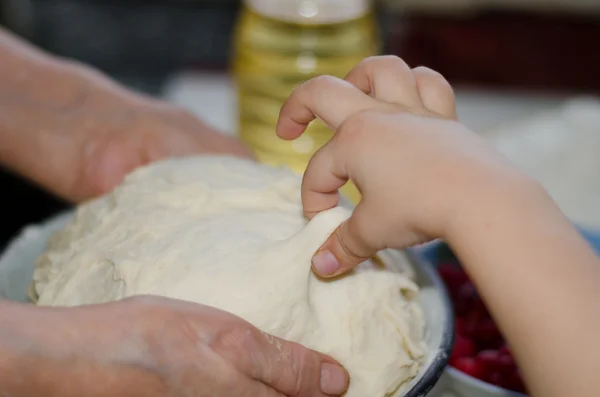 Kneads dough — Stock Photo, Image