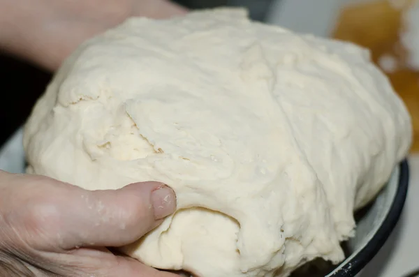 yaşlı kadın kneads hamuru