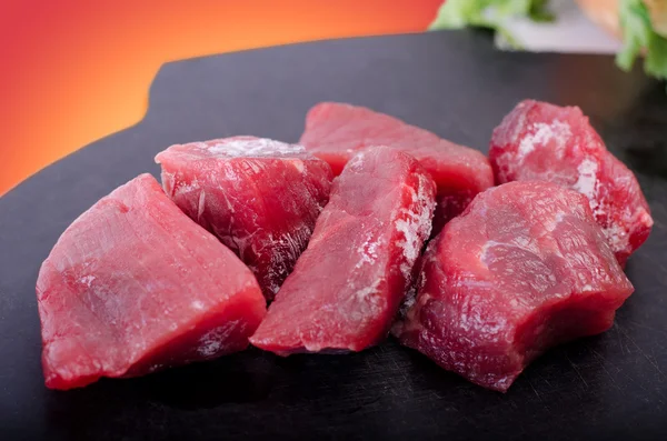 Raw beef on cutting board — Stock Photo, Image