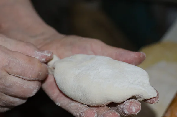 Kneads dough — Stock Photo, Image