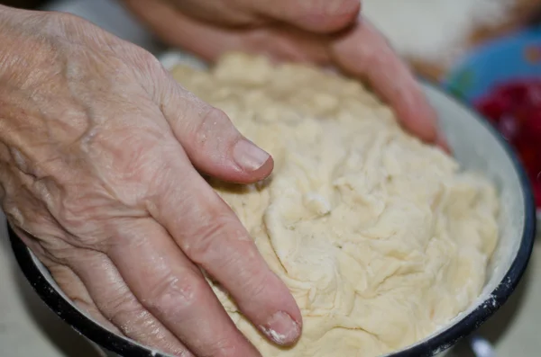 yaşlı kadın kneads hamuru