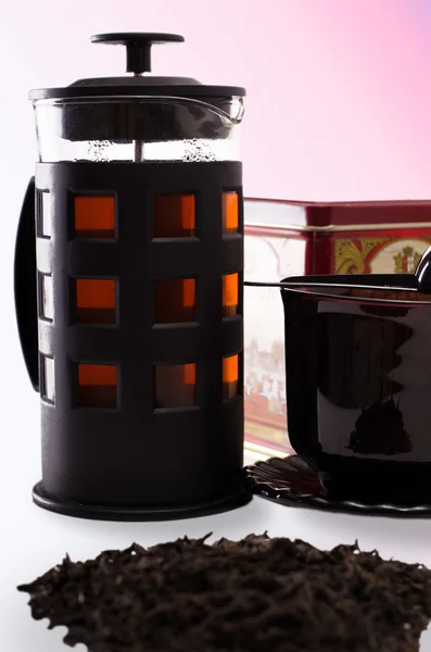 çay ve izole bir arka plan üzerine çaydanlık