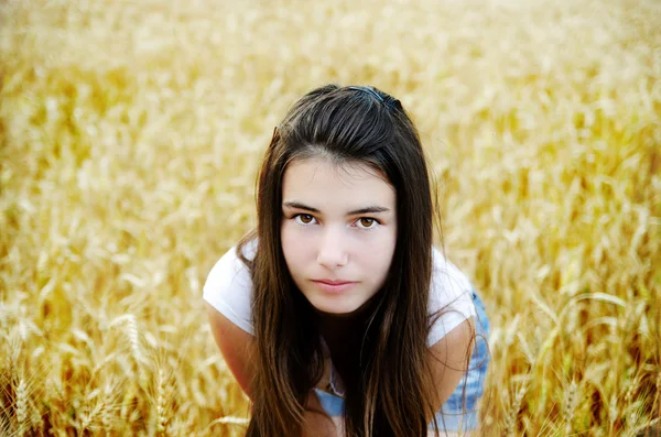 Menina bonita em um campo — Fotografia de Stock